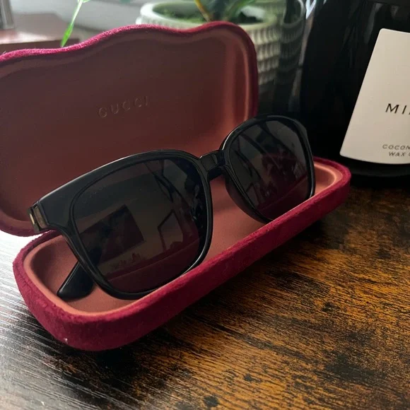 Barely worn black Gucci sunglasses with original case and cloth - Picture 3 of 5